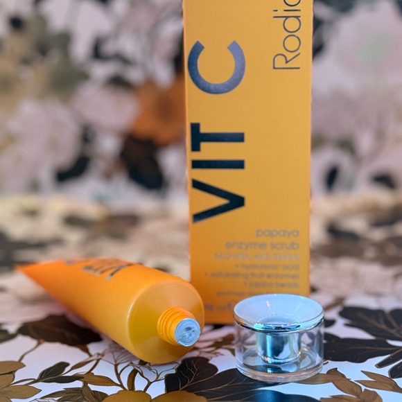 Rodial - VIT C Papaya Enzyme Scrub - Picture 5 of 5